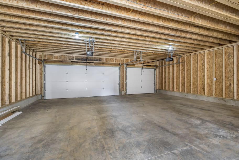 Building Feature Large 3-Car Garage
